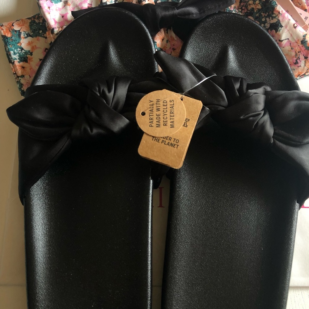 🛑⚠️ SOLD 6.1.22 ⚠️🛑 
VS comfy sole black satin bow with flowered carry bag NWT - Picture 2 of 8